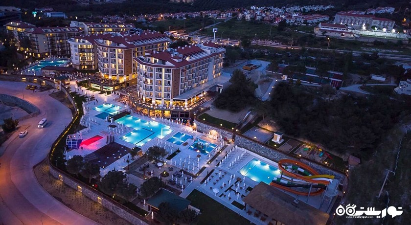 نمای شب هتل رامادا ریزورت کوش آداسی اَند گلف